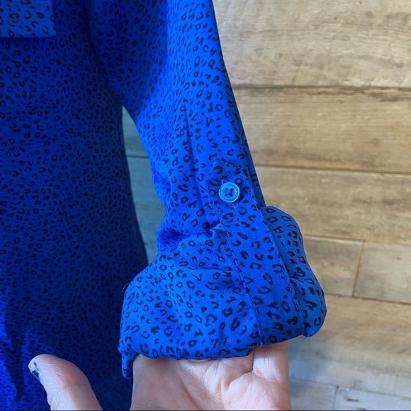 🛍️3/$30 Sears women’s blue animal print button up blouse in size x-small - Picture 6 of 9